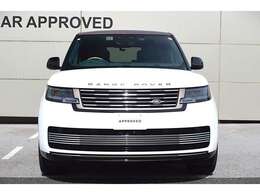 レンジローバーシリーズ共通のデザインアイコン「ピクセルムLEDヘッドライト」が奢られたフロントマスク。世界的名声を博した先代から進化を遂げ、より洗練されたモデルへと改良されました。