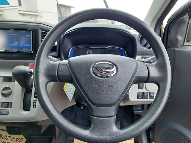 インテリアに合わせたデザインです。運転される方のことも考え、運転しやすい形状、大きさです！実際に触ってお確かめください！