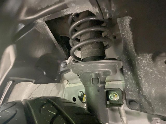 お車を安心してお乗りいただく為には、足回りの定期点検が欠かせません。サービスサポート（有償保証）では無料点検もご提供しており、安心のカーライフをお過ごしいただけるサポート体制が整っています。