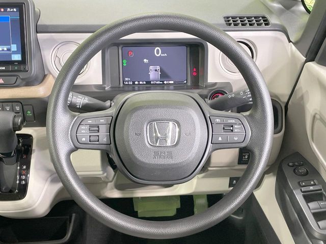 インテリアに合わせたデザインのステアリングは、運転される方のことも考え、運転しやすい形状、大きさです。是非一度、実際に触ってお確かめください。