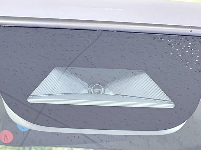 【ホンダセンシング】走行中に前方の車両等を認識し、衝突しそうな時は警報とブレーキで衝突回避と被害軽減をアシスト。より安全にドライブをお楽しみいただけます。