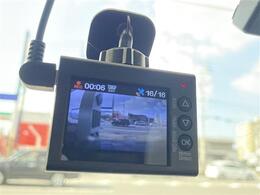 こちら後席装備の写真です。動作に問題はなく、しっかり作動します。車によっては様々な機能が多数付いている車もありますので、、長距離ドライブも快適に過ごせます。早目のご検討よろしくお願いします。