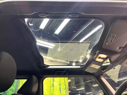 【ガラスルーフ】ガラスルーフ搭載で車内の解放感が一気にアップ！開放的なドライブをお楽しみいただけます。