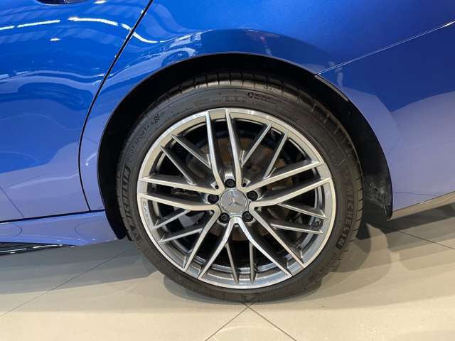 車両は屋内展示しておりますので天候に関係なくごゆっくりコンディションご確認頂けます。車両を倉庫へ保管している場合が御座いますのでご来店前に在庫確認頂けると幸いです。TEL072-784-8800