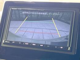 【バックカメラ】駐車時に後方がリアルタイム映像で確認できます。大型商業施設や立体駐車場での駐車時や、夜間のバック時に大活躍！運転スキルに関わらず、今や必須となった装備のひとつです！