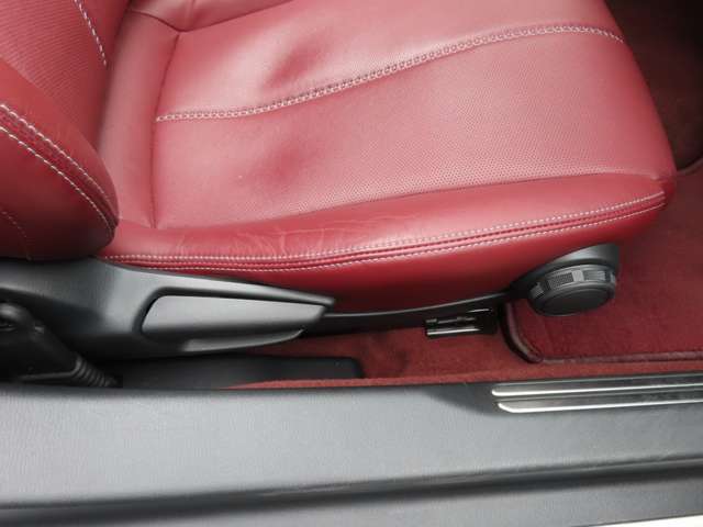 ☆運転席シートはシートリフト機構付き、様々な体格の人に対応いたします☆
