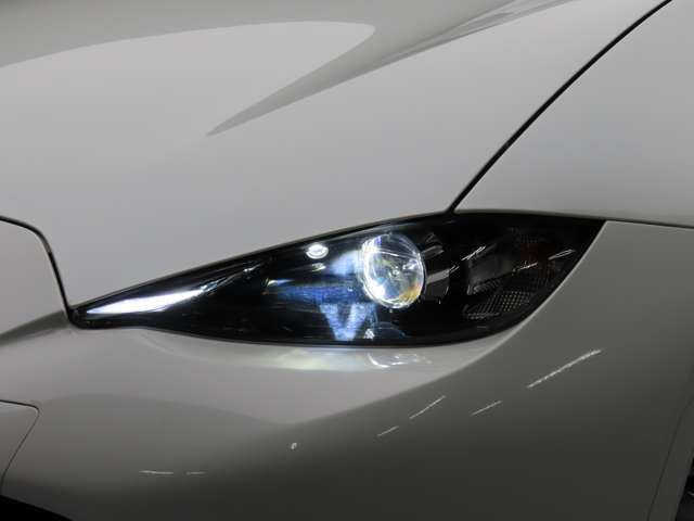☆夜間走行時も良好な視界を確保し安心して運転できる高照度のLEDヘッドランプを装備してます。