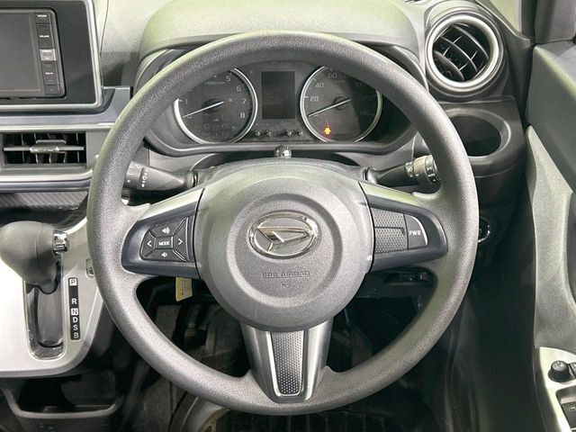 インテリアに合わせたデザインのステアリングは、運転される方のことも考え、運転しやすい形状、大きさです。是非一度、実際に触ってお確かめください。