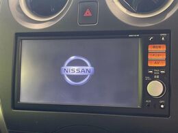 【純正ナビ】人気の純正ナビを装備しております。ナビの使いやすさはもちろん、オーディオ機能も充実！キャンプや旅行はもちろん、通勤や買い物など普段のドライブも楽しくなるはず♪