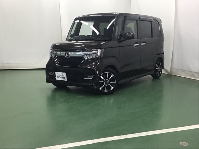 大きく開くスライドドアで狭い場所でも隣を気にすることなく楽に乗り降りできます