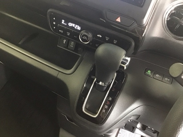 発進時から滑らかに加速する無段階変速のCVTはストップ＆ゴーの多い街の中も快適です