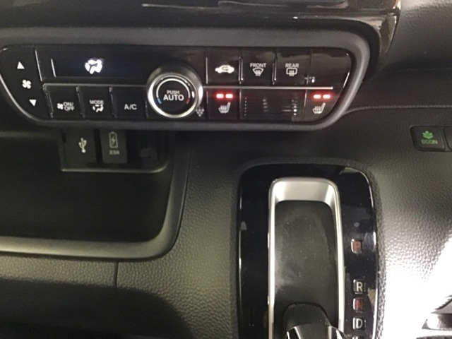 運転席/助手席シートヒーターで寒い日もすぐに温かくなり快適に過ごせます。2段階の温度調整が可能です