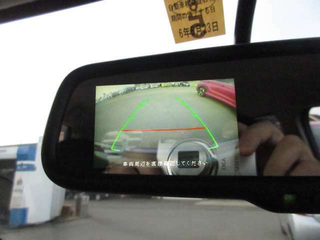 【バックカメラ】シフトレバーの『R』に連動して後方の視界をルームミラーの画面で確認できるバックカメラ付き！　車庫入れの時も安心ですね♪