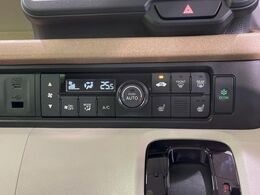【オートエアコン】一度お好みの温度に設定すれば、車内の温度を検知し風量や温度を自動で調整。暑い…寒い…と何度もスイッチ操作をする必要はありません。快適な車内空間には必須の機能ですね♪