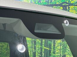 【ホンダセンシング】走行中に前方の車両等を認識し、衝突しそうな時は警報とブレーキで衝突回避と被害軽減をアシスト。より安全にドライブをお楽しみいただけます。