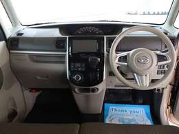 目立つ装飾は控えめでシンプルなデザイン。中心にボタンが集中しているので操作もしやすくなっています。