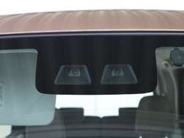 前方の車両等障害物を認識し、追突の危険性が高まったら音や警告灯などで警告し、さらに危険性が高まると自動的にブレーキが作動して衝突回避と被害軽減をアシスト。