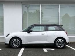 MINI NEXT2年間走行距離無制限保証、安心もMINIクオリティ。MINIを熟知したメカニックによる100項目の納車前点検。交換基準に達した部品があれば、MINI純正部品だけを使用し整備した後にお引渡しします。