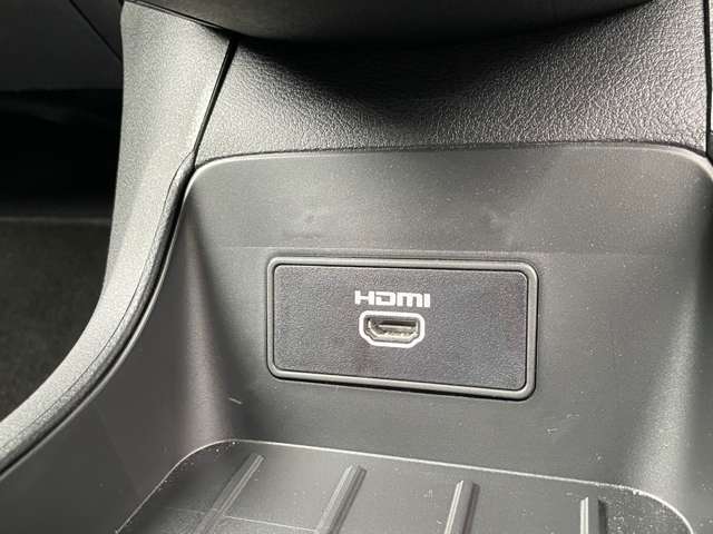 HDMIケーブルで携帯と接続出来ます