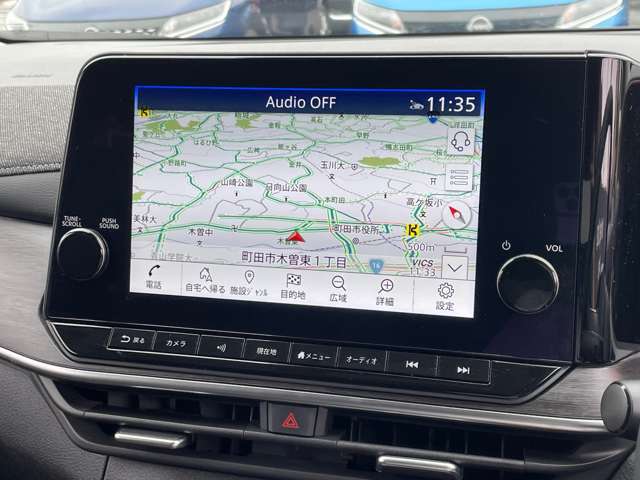 日産純正のカーナビが付いておりますので知らない所でもサポートしますので安心ですね。色々な機能でドライブも快適ですね。