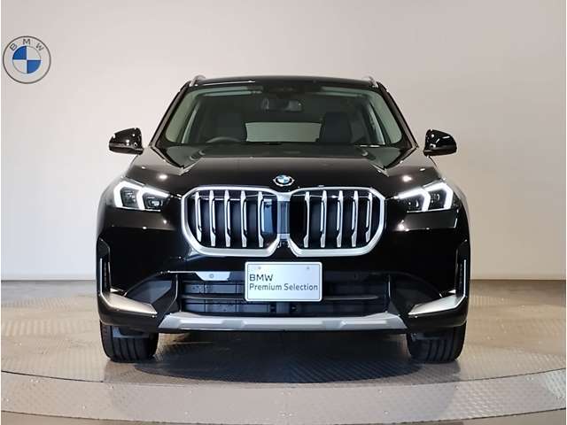 【キドニーグリル】BMWは約90年もの間、ほぼ全ての車両にひと目でBMWだと分かるこの特徴的なフロントグリルが備えられ、デザイン・アイコンとして親しまれてきました。