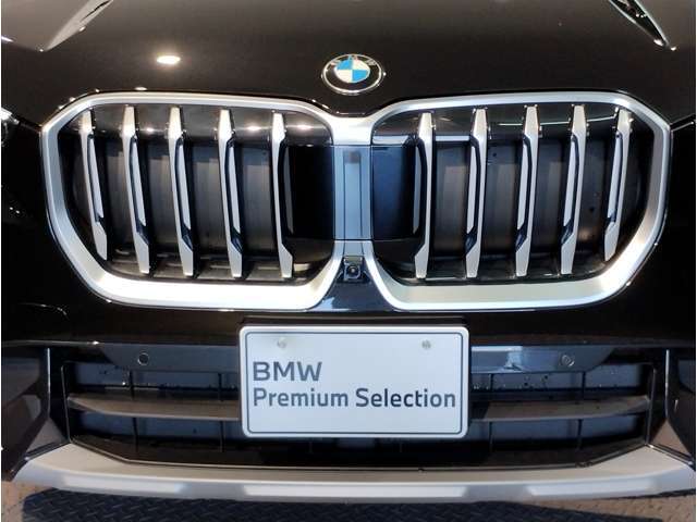 【キドニーグリル】BMWは約90年もの間、ほぼ全ての車両にひと目でBMWだと分かるこの特徴的なフロントグリルが備えられ、デザイン・アイコンとして親しまれてきました。