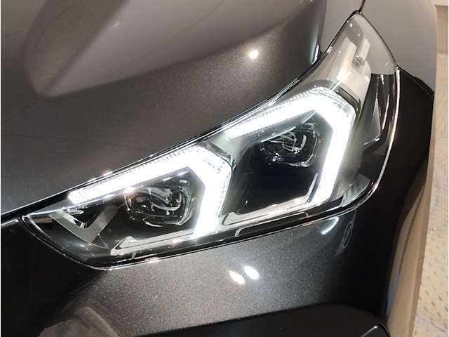 【LEDヘッドライト】先進のLEDテクノロジーを採用。放射される白色光の周波特性は太陽光に近く、バイキセノン・ヘッドライトを上回るコントラストで更に明るく輝きます！