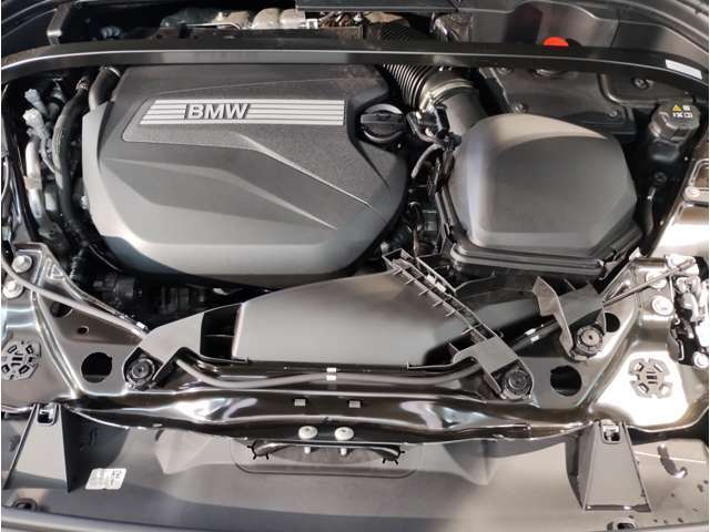 【BMWクリーンディーゼル】市場をリードするディーゼルエンジン。低回転ステージ専用ターボが走り出しから効果的に過給を行いスムーズな発進加速や低燃費を実現。ディーゼルの常識を超えたスポーティな走りを！