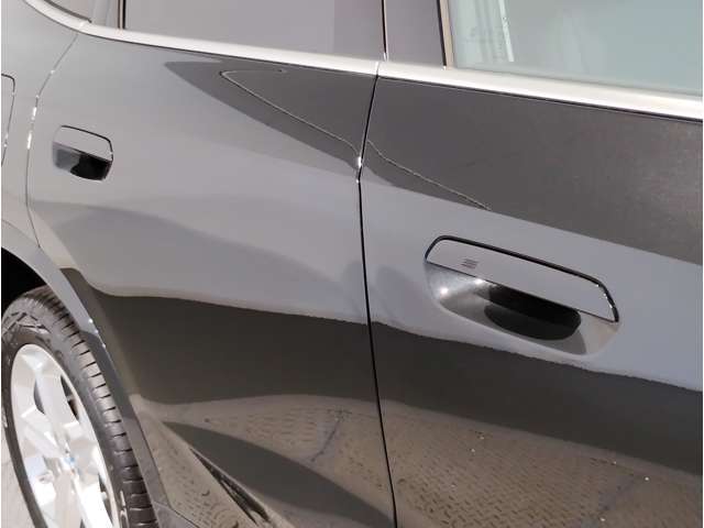 【デザインとの融合】BMWデザイナーが創り出したボディデザインを損なう事のない様に配置とデザインに拘っています。ドアノブについてもBMWの拘りに妥協はありません。
