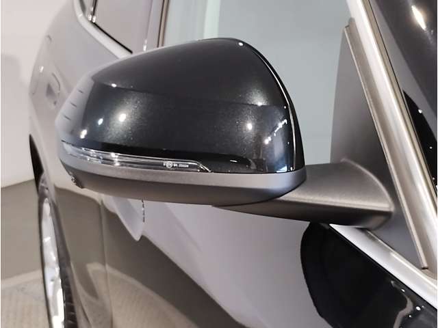 【BMWミラー】視認性の高いスタイリッシュなミラー。自動防眩機能も付いており夜間のドライビングをサポートします。