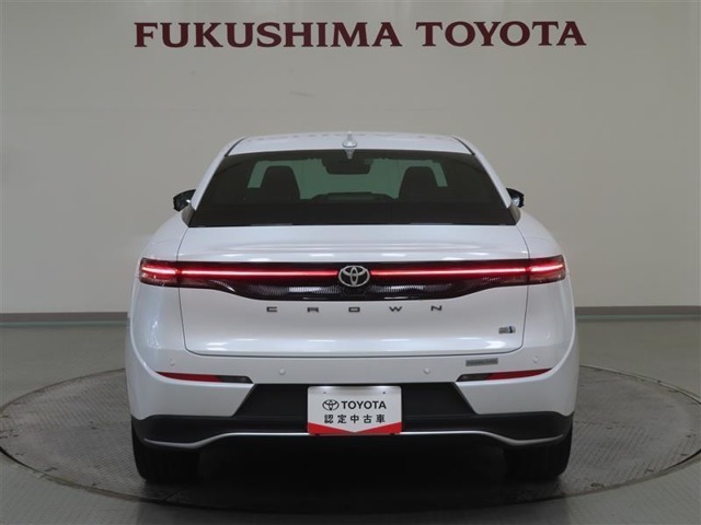 フロントと同様、横一直線にシャープな光を放つリヤコンビネーションランプ！フロントと調和するデザインで後ろ姿からもひと目でクラウンと認識できます！