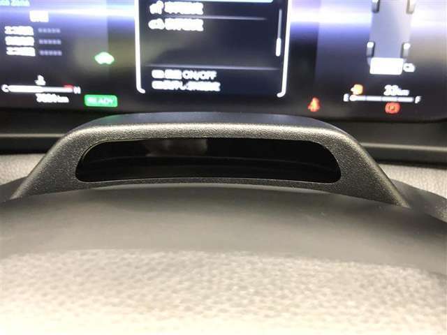 《ドライバー異常時対応システム》ドライバーモニターカメラで運転者を検知。一定の条件下でドライバーの異常を検知した場合、音と表示と緩減速による警告で操作を促します。機能の詳細は展示店舗まで