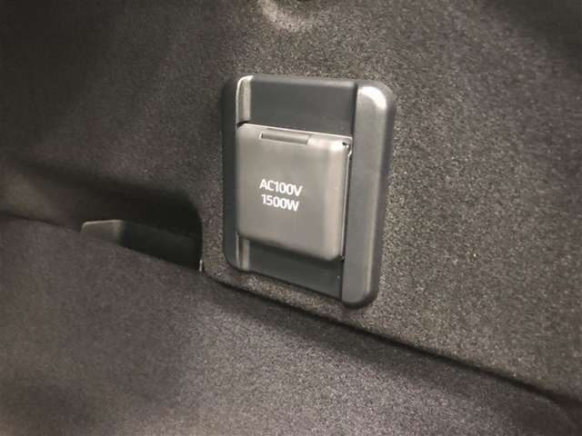 アクセサリーコンセント(AC100V・1500W)を、センターコンソール後部とラゲージルーム右側の2ヶ所に設置しています。停電などの非常時に使用できる、非常時給電システム付きです。