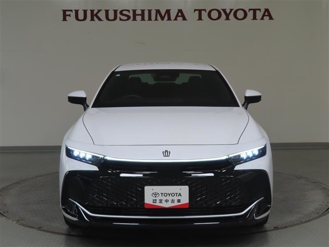 スタイリッシュなクーペシルエットと、力強さを感じさせるリフトアップスタイルを組み合わせた、流麗でダイナミックなスタイル！左右に一直線につながるヘッドランプが、シンプルながらも存在感を感じさせてくれます