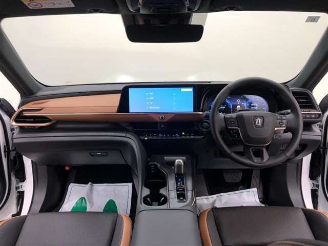 ディスプレイや操作スイッチを水平に集約、運転中の視線移動や動作を最小化できるようなレイアウトになっています。ドライバーは運転に集中でき、一緒に乗る方は心地よく移動を楽しめる空間となっています。