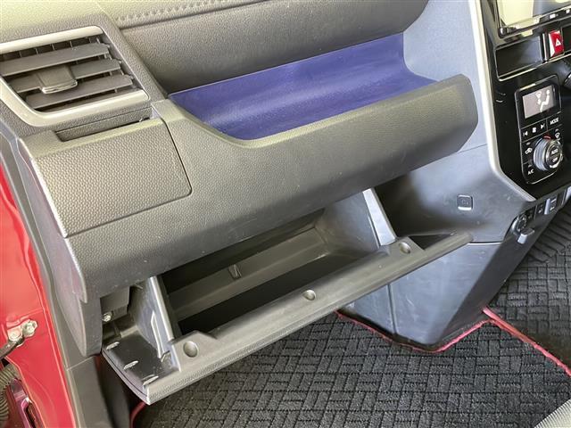 【グローブボックス】車検証ケースや、日頃使う小物類の収納に便利ですね！