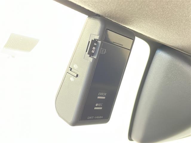 【ETC】有料道路を利用する際に料金所で停止することなく通過できる、ETC車載器（ノンストップ自動料金収受システム機器）が装備されています。セットアップを行うことで利用可能になります。