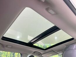 【大型サンルーフ】車内の解放感が一気に上がる大型のパノラマルーフ！季節を問わず開放的で快適なドライブをお楽しみいただけます。流通量も少なく希少価値の高い人気の装備です♪