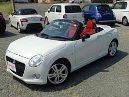 シート等赤内装でパールホワイトのボディカラー！