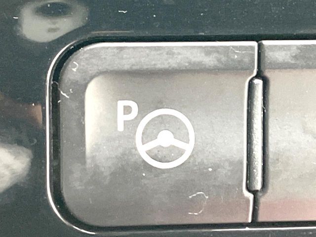 【駐車支援システム】駐車スペースを検知し、スムーズな駐車をアシスト。狭いスペースへの駐車など、駐車に自信の無い方におすすめの機能です♪