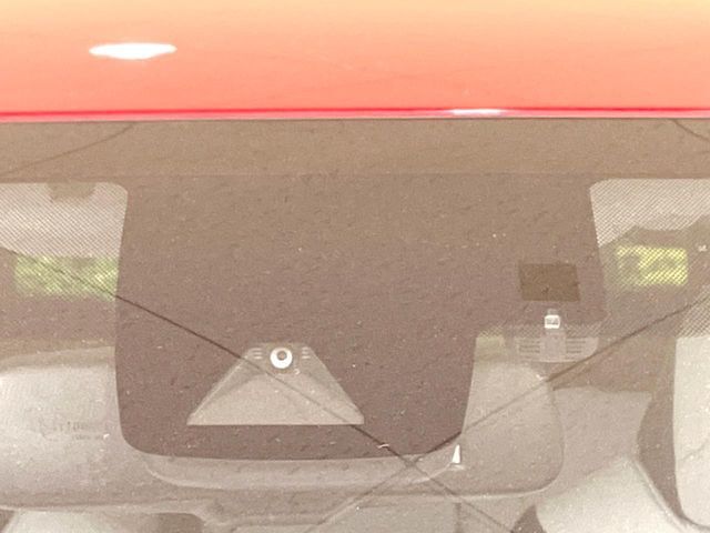 【トヨタセーフティセンス】走行中に前方の車両等を認識し、衝突しそうな時は警報とブレーキで衝突回避と被害軽減をアシスト。より安全にドライブをお楽しみいただけます。
