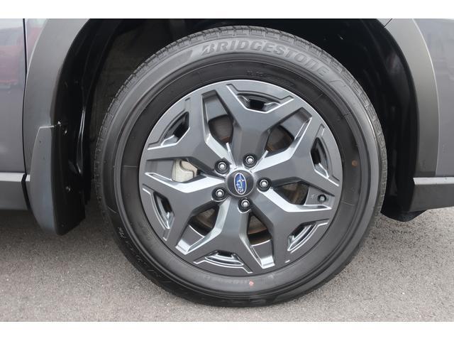 一般的に路面との接地面積はタイヤ1本当たりハガキ1枚分と言われています。