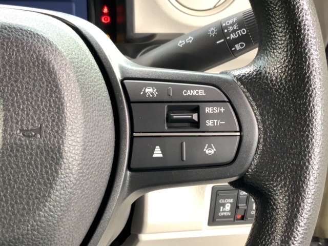 クルーズコントロールを装備しています。高速道路などで一定の速度で走ってくれるので運転が楽ですよ！速度を設定できますので、スピードの出しすぎにも注意できます。