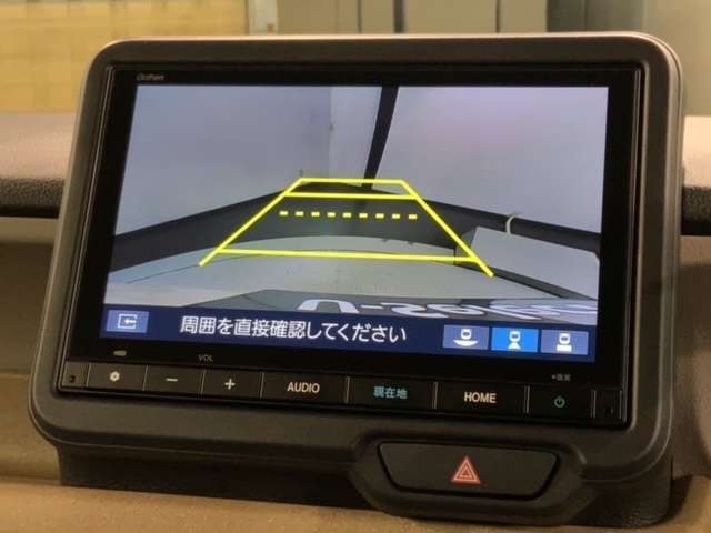 リバースギアに入れるだけで後方の表示へ切り替わります。夜間や雨の日の駐車も楽になりますよ。