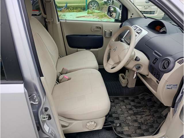 汚れつけたくないのでいらないフロアマットを運転席にはひいてました。下はちゃんと擦り切れてない普通の純正フロアマットですよ！シートリフターは使ったことありませんが体格によってはあると便利なのでしょうね