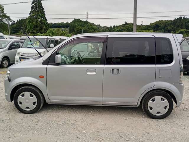 この車、普通のドアのモデルとスライドドアのモデルとそれぞれ販売されていたのですが珍しい売りかたですよね。昔のRVRもそうでしたが外にスライドレールを見せない構造になっています。結構凝ってますよね！