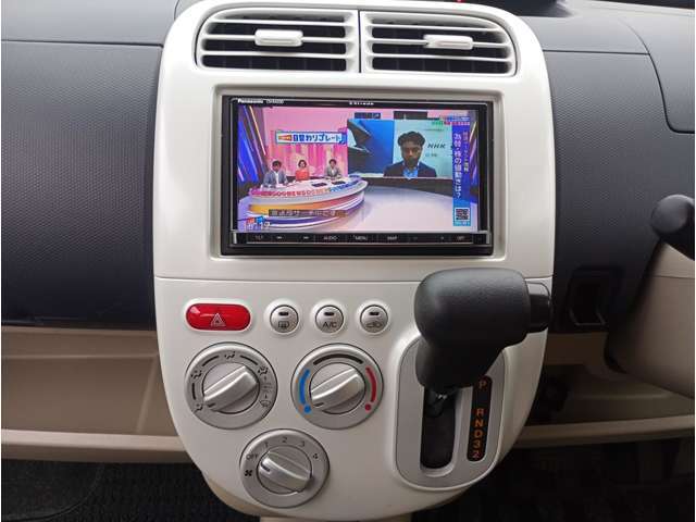 最近はタッチパネル式の車も見かけますが、あれはコストカットと見かけのハイカラさのための物で、実際は触覚の反応がない非常に使い勝手の悪いものです。なのでこういうので良いのです