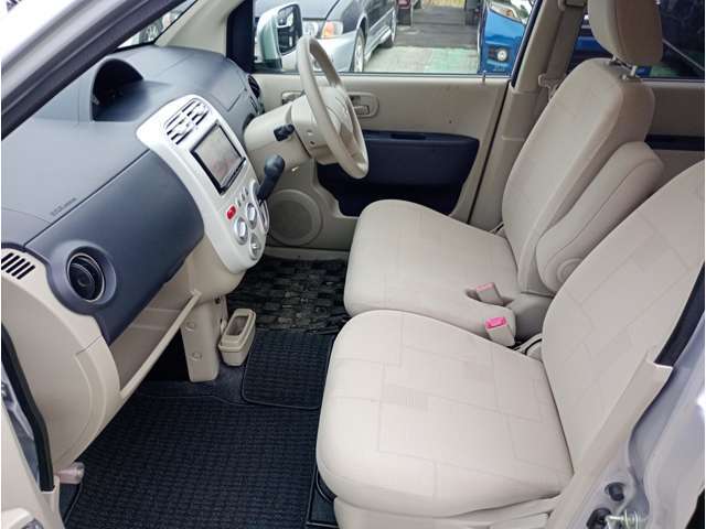 車の運転は基本的には一人ないし二人なことが多いと思いますが、前席は十分な空間がありますので特に使っていて狭い思いをすることがないかと思います