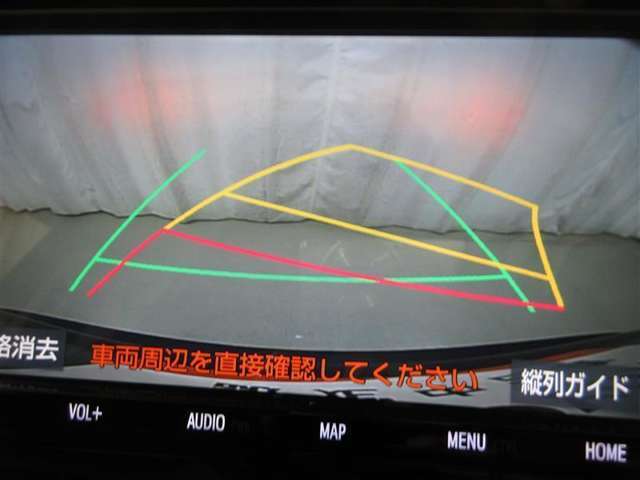 バックに入れると車両後方をナビ画面に表示！予測進路をガイド線で表示するのでバックの車庫入れも安心！