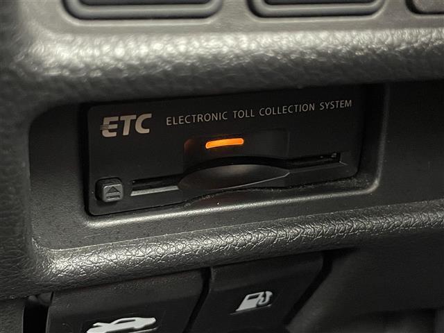 【ETC】有料道路を利用する際に料金所で停止することなく通過できる、ETC車載器（ノンストップ自動料金収受システム機器）が装備されています。セットアップを行うことで利用可能になります。